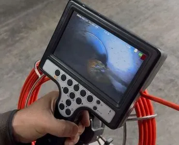 Servis ekibi kamera kontrolü yaparken